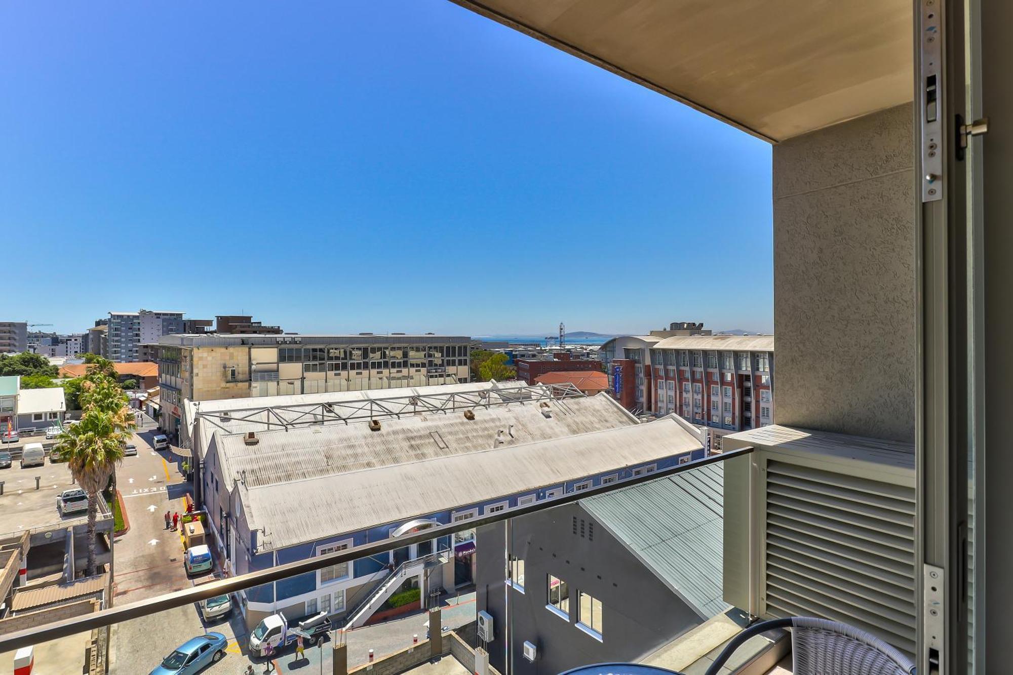 Luxury 2 Bedroom With Balcony Apartment *