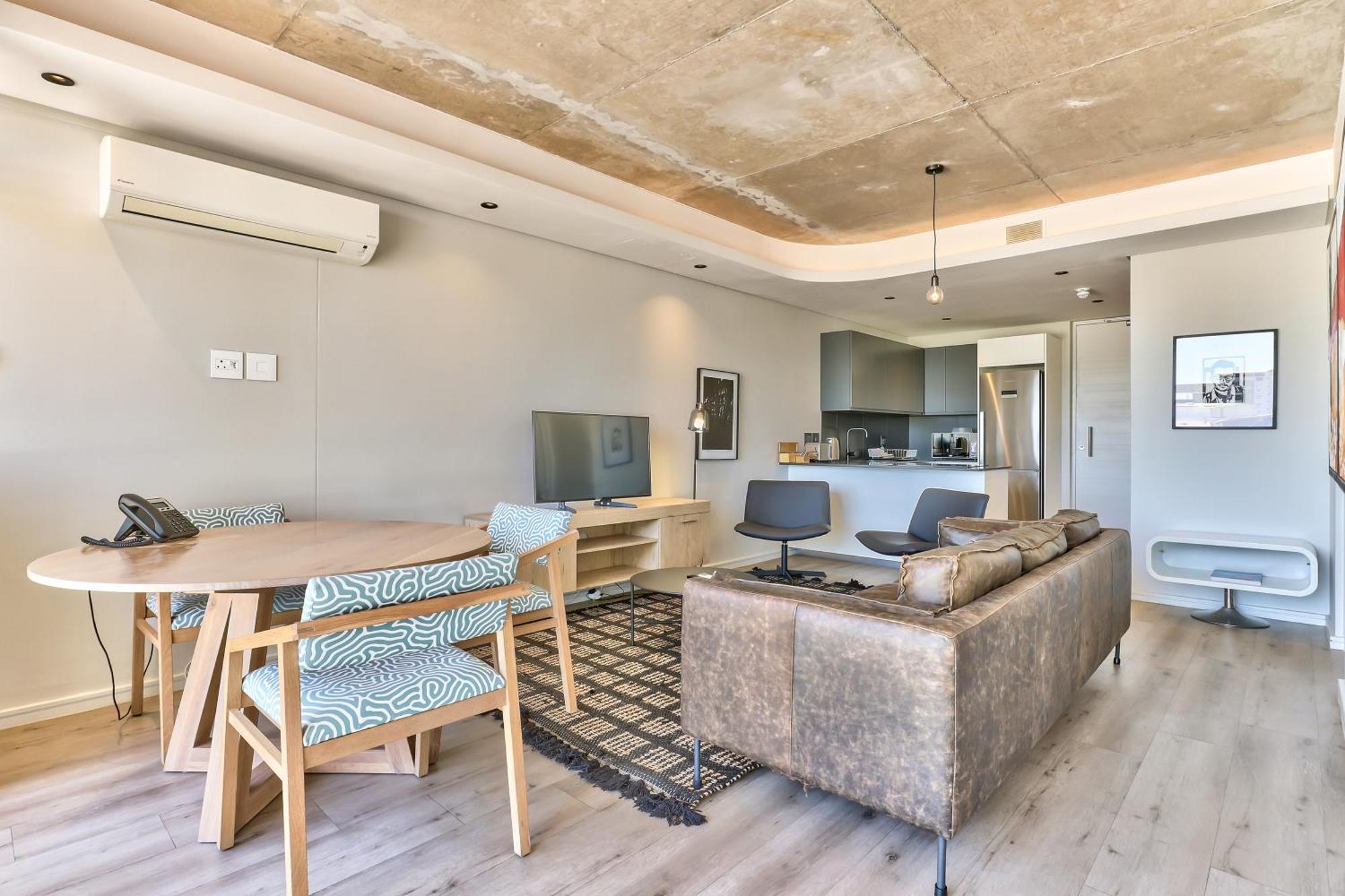 Luxury 2 Bedroom With Balcony *
