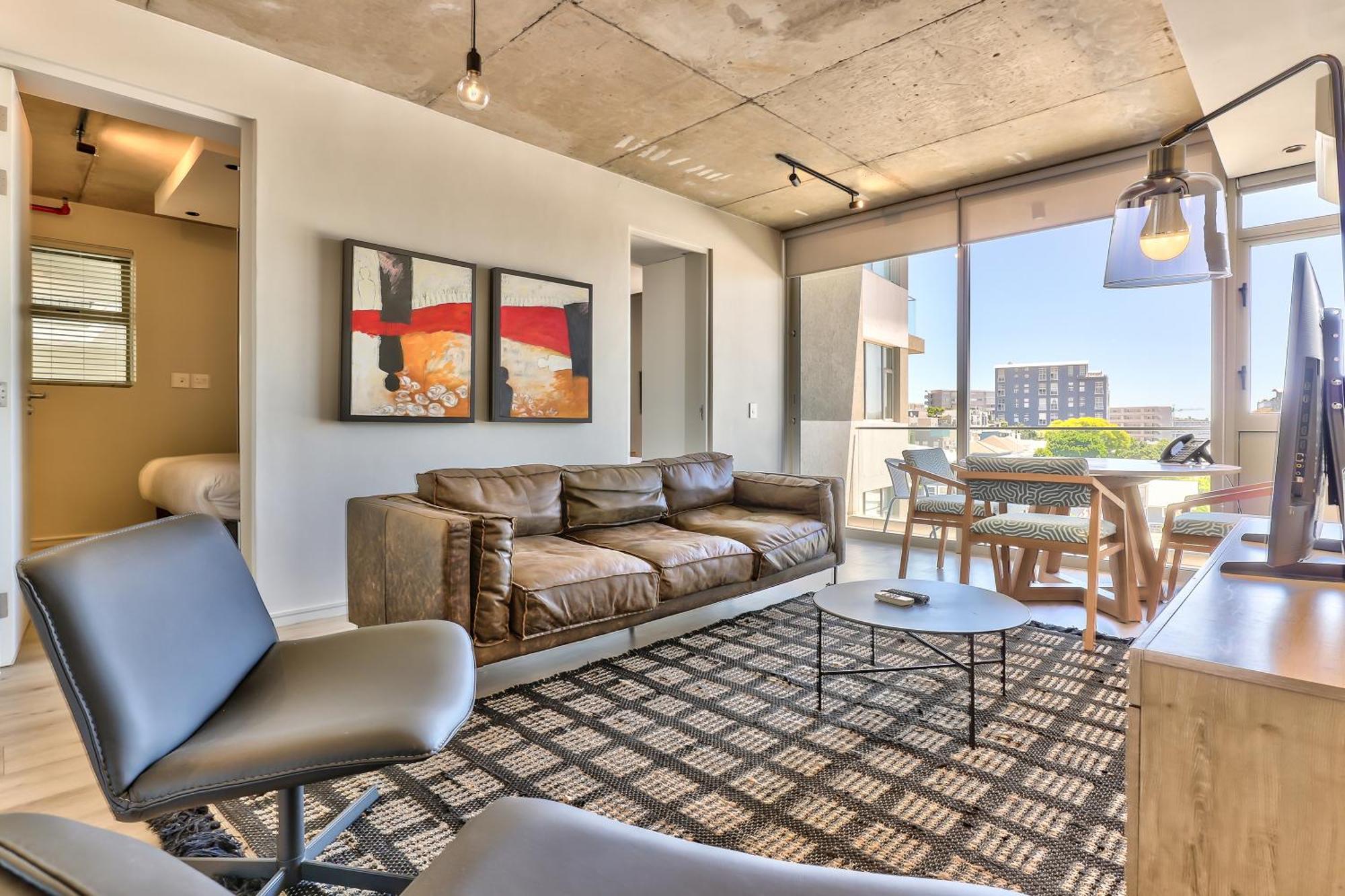 Luxury 2 Bedroom With Balcony *